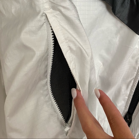Nike Women's Windrunner Jacket || S - Picture 5 of 8